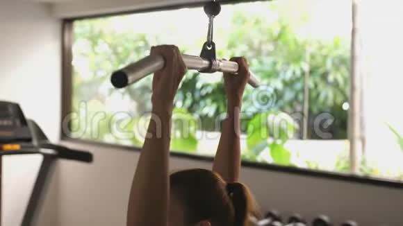 美丽的运动年轻女子训练她的背部强化健身运动在健身房慢动作3840x21604k视频的预览图