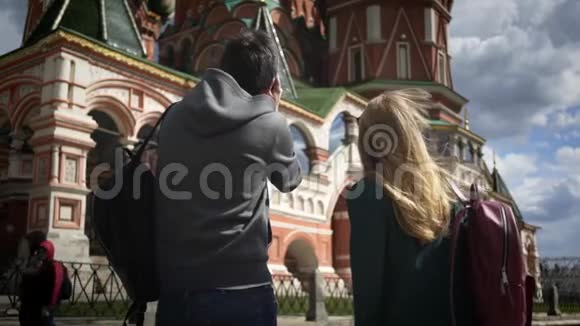 俄罗斯克里姆林宫附近拍摄莫斯科的年轻游客夫妇视频的预览图