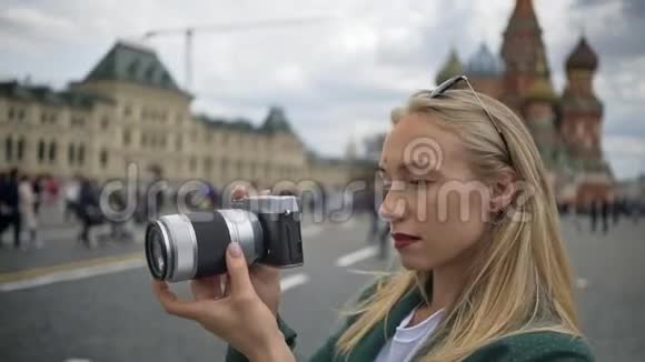 俄罗斯莫斯科红场女旅游记者摄影师视频的预览图