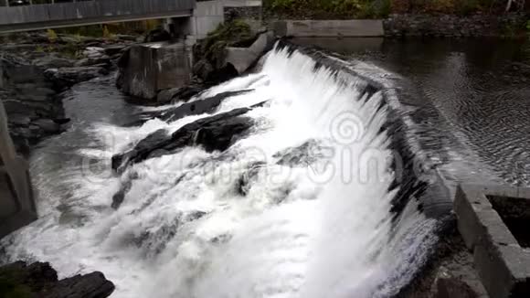 水冲过佛蒙特州4K的小型水力发电大坝视频的预览图