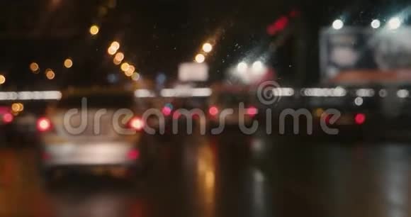 模糊的视频显示在雨夜汽车缓慢地向边界行驶视频的预览图