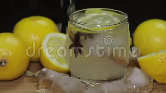 在鸡尾酒中加入一片柠檬视频的预览图