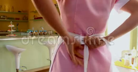 女服务员在4k餐厅系围裙视频的预览图
