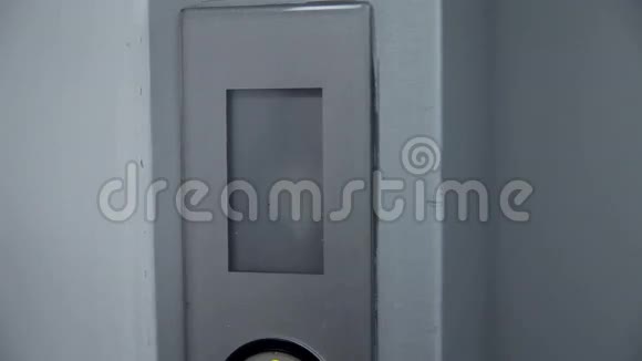 电梯门打开了视频的预览图
