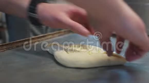 做面团的男性厨师用鸡蛋准备卡查普里格鲁吉亚奶酪派在咖啡馆做美味的菜肴视频的预览图