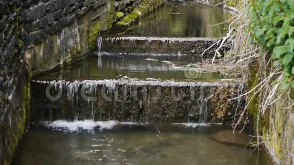 水流和水坝视频的预览图
