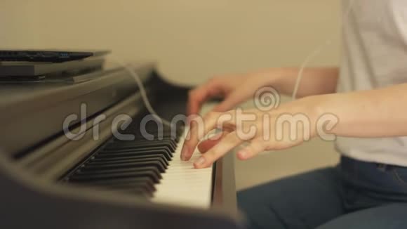女手弹钢琴视频的预览图