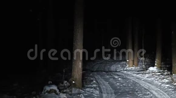冬天汽车沿着一条狭窄的森林道路缓慢行驶视频的预览图