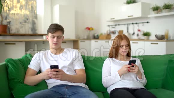 男人和女人早上在家里的手机里互相无视反社会夫妻不予理睬视频的预览图