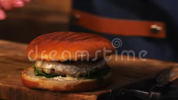 美味的自制汉堡包上面有绿色蔬菜西红柿多汁的鸡肉和浆果上面有蓝色的厨师视频的预览图