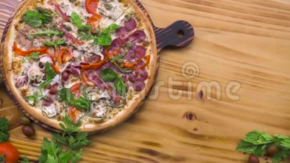木制桌子背景上的意大利披萨和新鲜蔬菜食物背景意大利传统美食顶景热视频的预览图