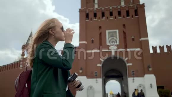 金发女游客拍照克里姆林宫莫斯科俄罗斯红场视频的预览图