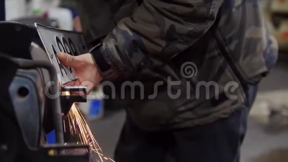 汽车服务一个工人磨数盘火状薄片视频的预览图