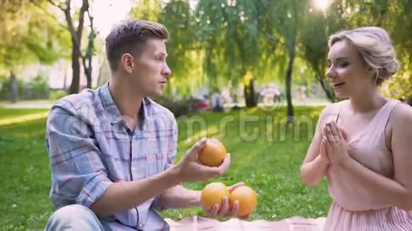 男朋友给女人惊喜和欢呼耍花招和玩橘子视频的预览图