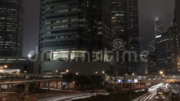 商业区城市的交通灯在夜间闪烁视频的预览图