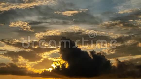 大自然日出背景下云在天空中移动的时间流逝视频视频的预览图