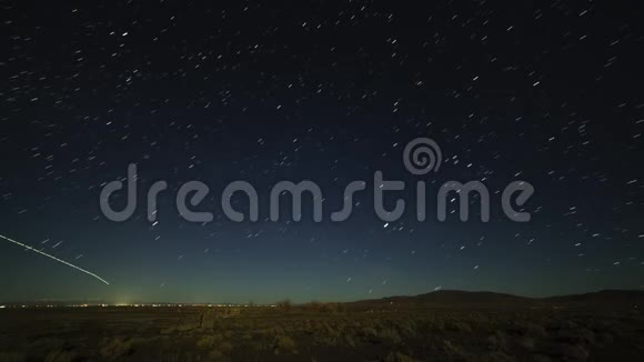 沙漠中有时间流逝的夜空视频的预览图