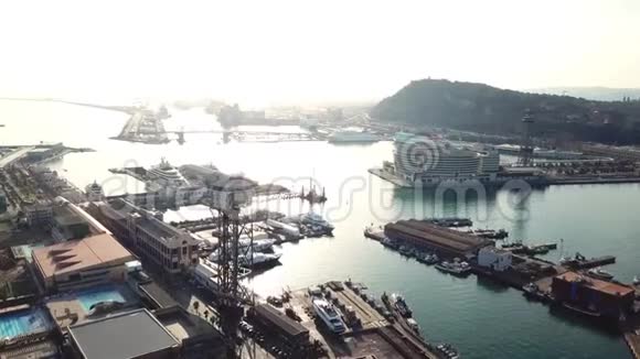 日落时令人惊叹的船只的空中景观库存夏季城市游艇港口的俯视图视频的预览图