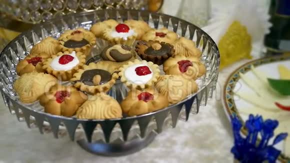 概念胆固醇和脂肪碗里有各种各样的饼干和巧克力甜点桌上的镜头镜头移动糕点行业视频的预览图