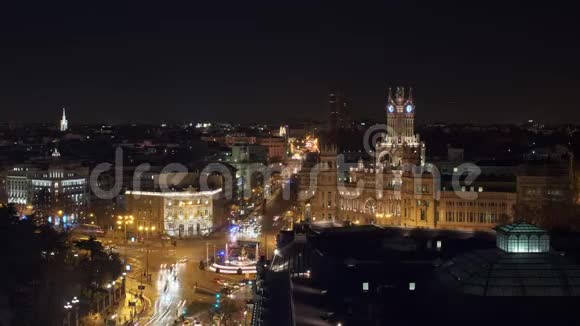 西班牙Cibeles广场上交通繁忙的马德里之夜视频的预览图
