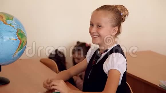 穿制服的女学生在课堂上微笑视频的预览图