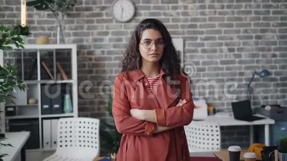 漂亮女企业家双臂站立的肖像视频的预览图
