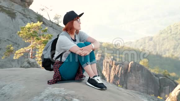漂亮的模特坐在岩石上思考视频的预览图