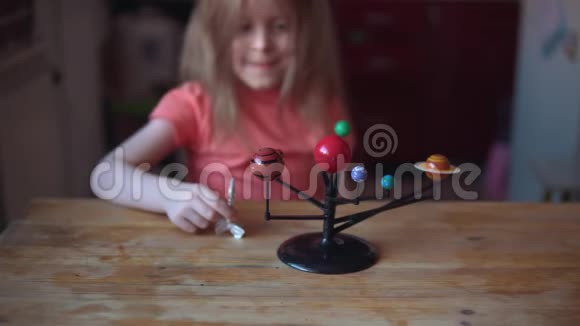 小金发女孩在玩太阳系的布局视频的预览图