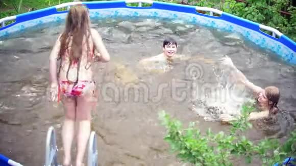 小女孩跳进游泳池去找她的朋友视频的预览图