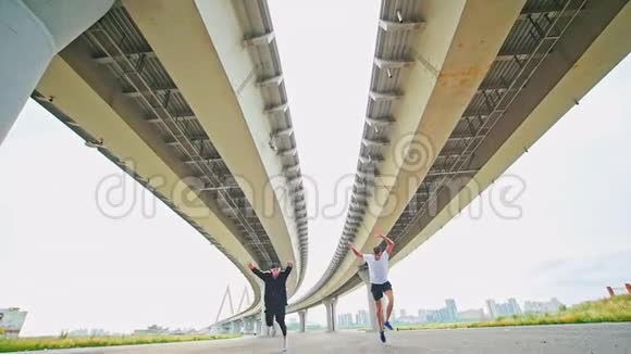 两个年轻人在桥下表演杂技视频的预览图