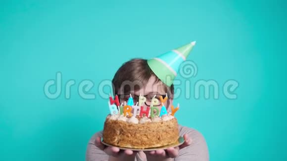 庆祝和乐趣的概念微笑快乐疯狂的年轻人戴着生日蛋糕的派对帽视频的预览图