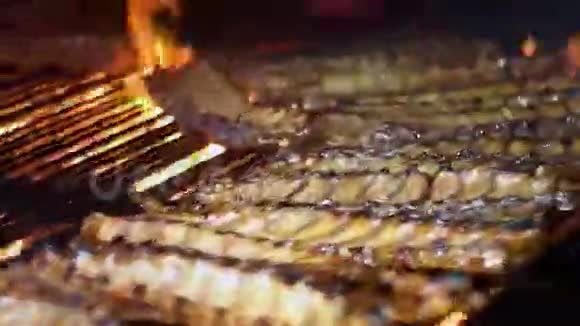 猪肉丝带做烧烤香肠视频的预览图