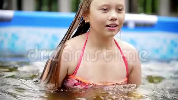快乐的少女在游泳池的水下潜水视频的预览图