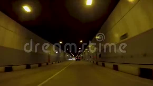 汽车在沥青隧道上行驶场景黄灯照耀下的新公路隧道美丽的城市景观视频的预览图