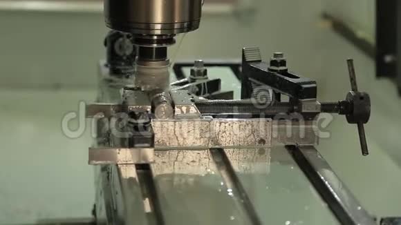 金属切削工人在工厂工作视频的预览图