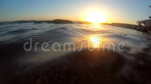 日落时靠近海岸的海水缓慢运动视频的预览图