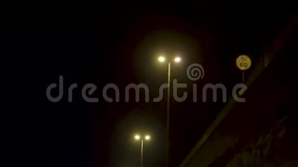 夜晚被灯柱照亮库存夜间高速公路上的灯杆视频的预览图