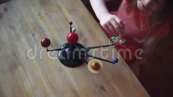 小金发女孩在玩太阳系的布局视频的预览图