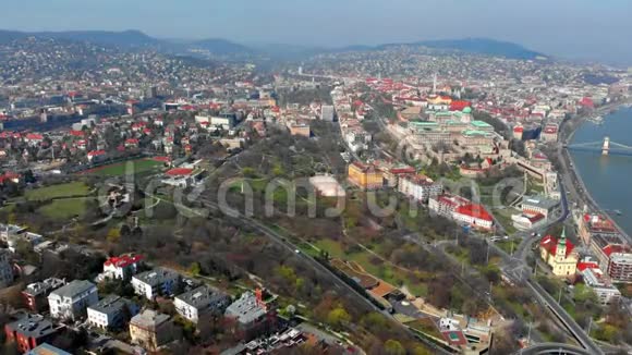 美丽的早晨飞越布达佩斯哈布斯堡王朝皇宫的俯视图匈牙利视频的预览图