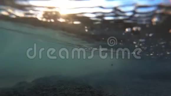 日落时靠近公共海岸的海面活动缓慢视频的预览图