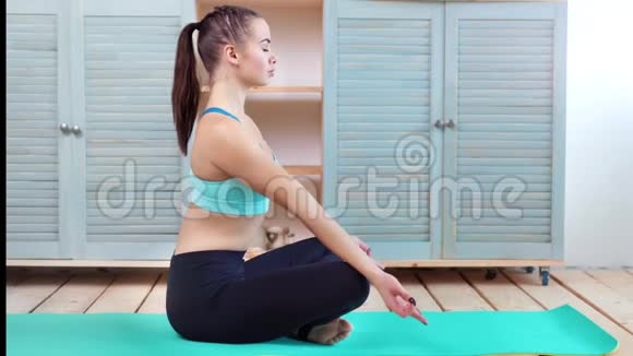 年轻的瑜伽女子练习瑜伽坐在纳马斯特阿萨纳莲花姿势全射视频的预览图