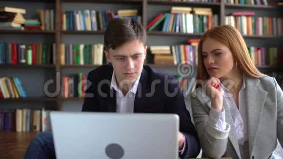 有魅力的年轻夫妇在家里在网上购物有魅力的年轻夫妇带手提电脑视频的预览图