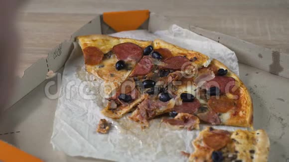 超重的人吃外卖披萨有食欲不健康的食物特写视频的预览图