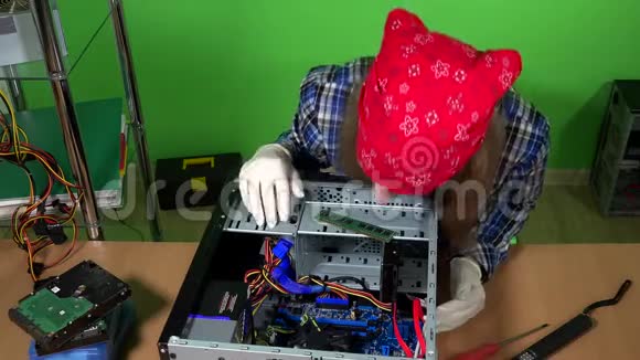 专业女性电脑修理师将内存安装到台式电脑视频的预览图