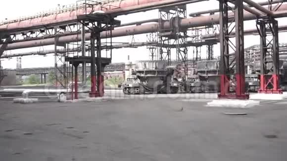 在冶金厂大型金属货车在户外推车上移动库存录像钢铁厂及生产视频的预览图