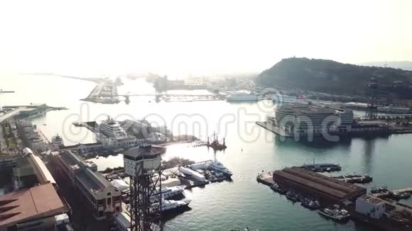 日落时令人惊叹的船只的空中景观库存夏季城市游艇港口的俯视图视频的预览图