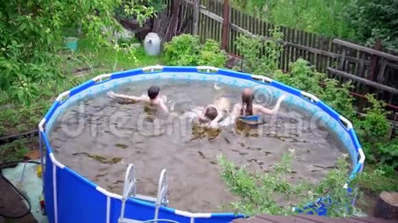 三个青少年在夏天在室外游泳池游泳视频的预览图