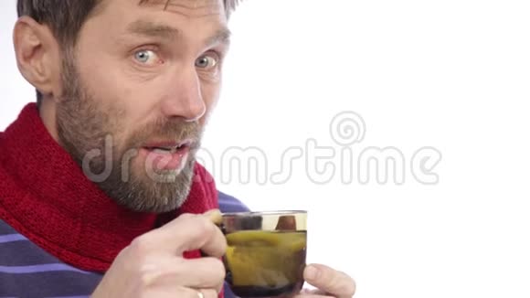 病态的留胡子的潮人感冒喝柠檬热茶视频的预览图