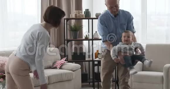 爷爷奶奶在玩可爱的女婴视频的预览图