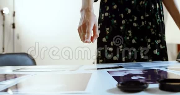 女摄影师在办公桌前拍照4k视频的预览图